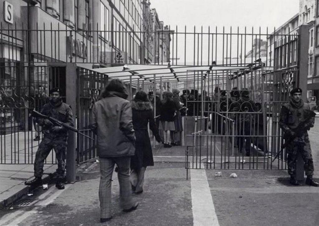1973_katonakkal_es_raccsal_vedett_belfasti_piac_eszak-irorszagban.jpg