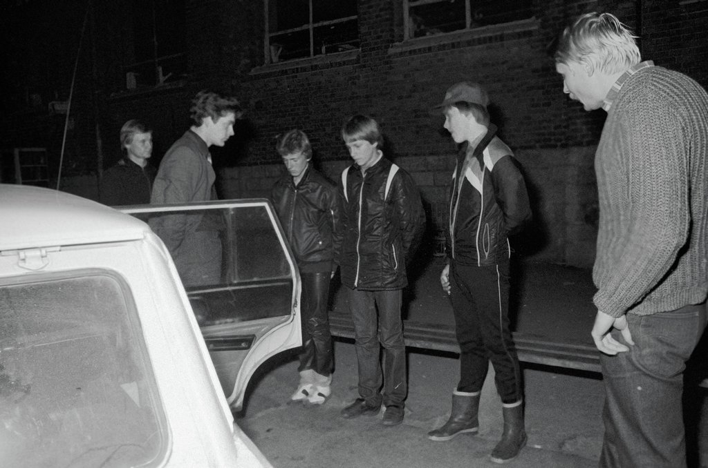 1983_komszomol_szovjet_ifjukommunistak_jarorcsoportja_egy_kisebb_vodkafogyaszto_fiatalokbol_allo_galerit_von_felelossegre_egy_moszkvai_parkban.jpeg