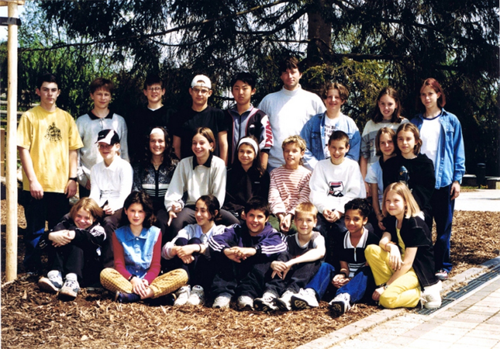 1998_1996_es_1998_kozott_a_jelenlegi_eszak-koreai_kommunista_vezeto_kim_dzsongun_egy_svajci_maganiskola_novendeke_volt_pak_un_alneven_felso_sor_kozepen.jpg