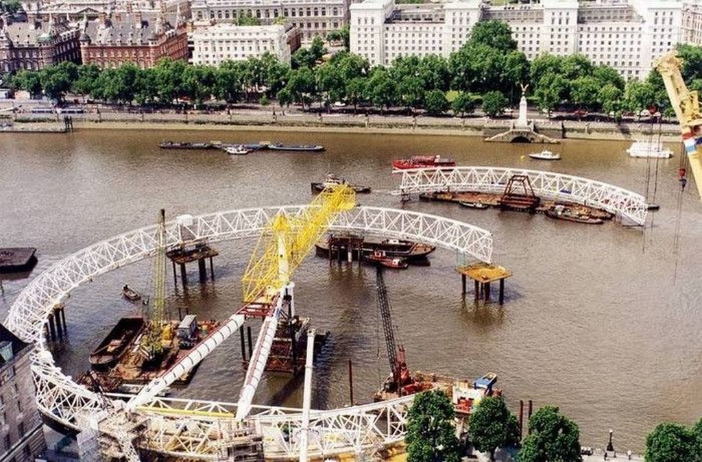 1999_a_london_eye_oriaskerek_epitese_a_temzen.jpg