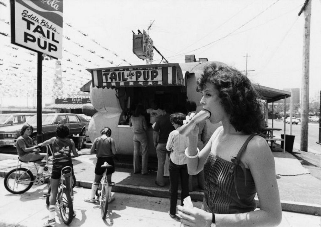 1983_sigourney_weaver_es_a_hot-dog.jpg