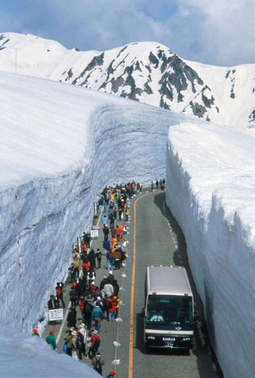 1991_turistak_a_japan_tateyama_kurobe_hegyi_uton_ahol_az_allando_teli_hofuvasok_12-20_meteres_havat_fujnak_az_utra.jpg