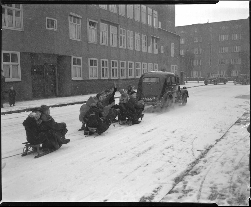 1952_januar_27_gyerekek_szankoznak_a_fotos_ben_van_meerendonk_autoja_moge_kotve.jpg