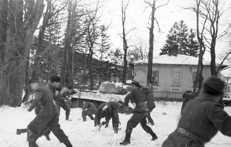 1943-44 tele. Német katonák hógolyóznak a Balkánon..jpg