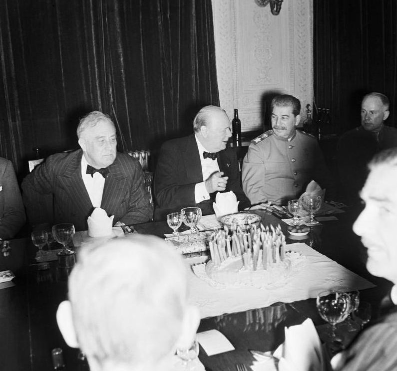 1943. Roosevelt, Churchill és Sztálin együtt Churchill 69. születésnapját ünneplik Teheránban..jpg