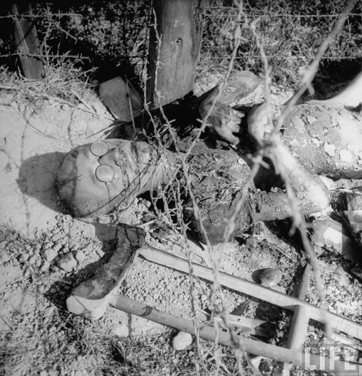 1945. A lengyel Erla munkatáborban egy szökni próbáló rabot lángszóróval gyilkoltak meg..jpg