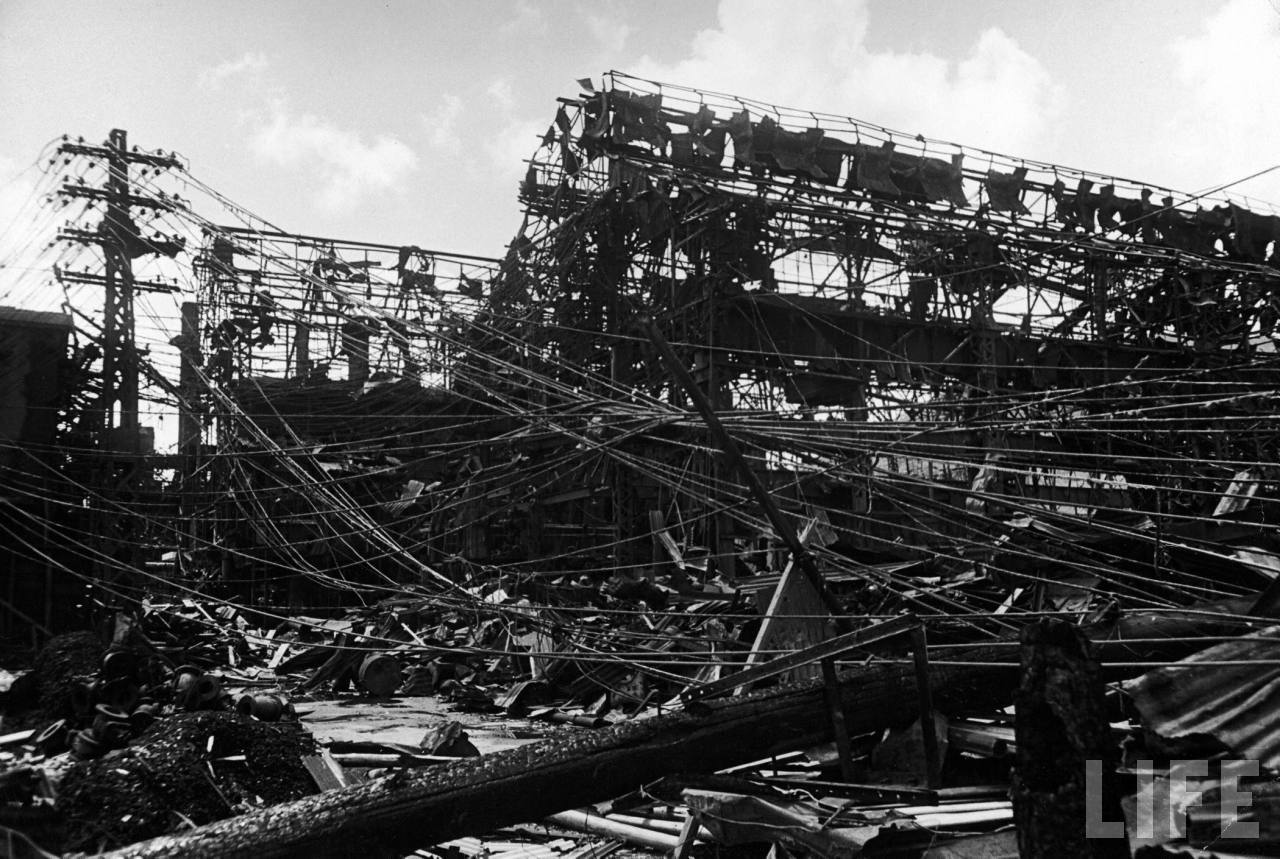 1945. szeptembere. A Mitsubishi acélművek épületeinek maradványai az atombomba robbanása után az epicentrumtól másfél mérföldre..jpg