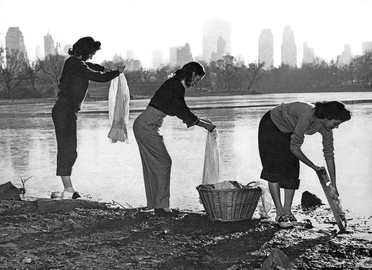 1949. Három nő mos a new yorki Central Parkban a vízkorlátozás idején..jpg