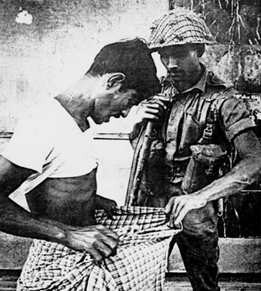 1971. A Nyugat-Pakisztáni népirtás idején egy katona ellenőrzi a megállított férfit, hogy körül van-e metélve. A hinduknál nem szokás..jpg