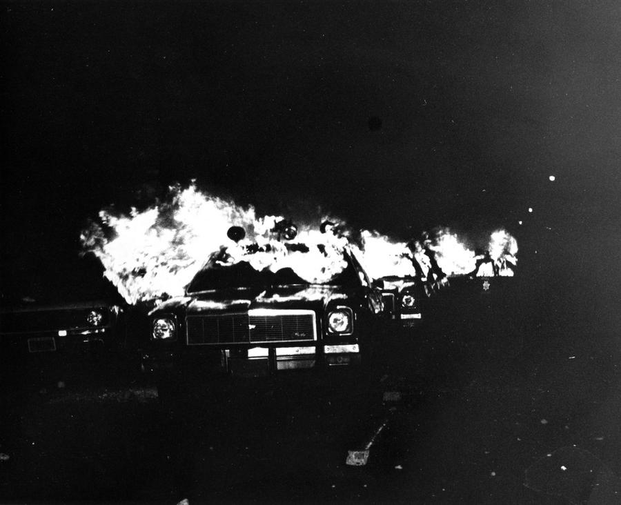 1979. Égő san francisco-i rendőrautók a White nights felkelés idején..jpg