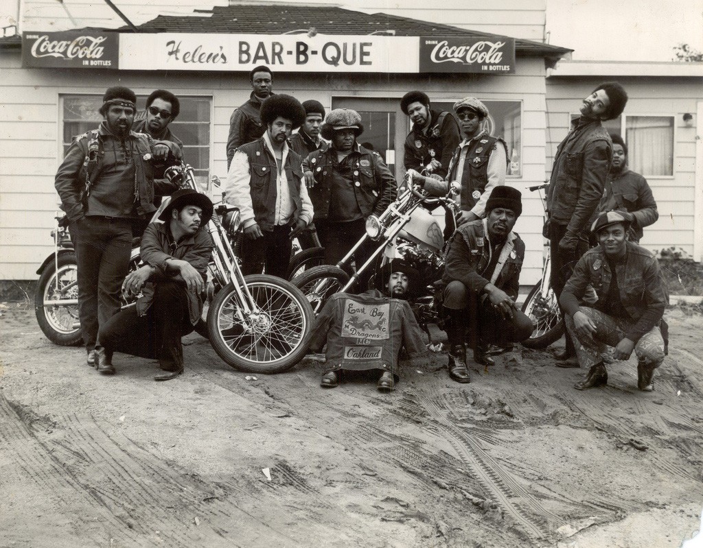 1960-as_evek_oakland_kalifornia_az_east_bay_dragons_az_elso_feketekbo_allo_motoros_banda.jpg