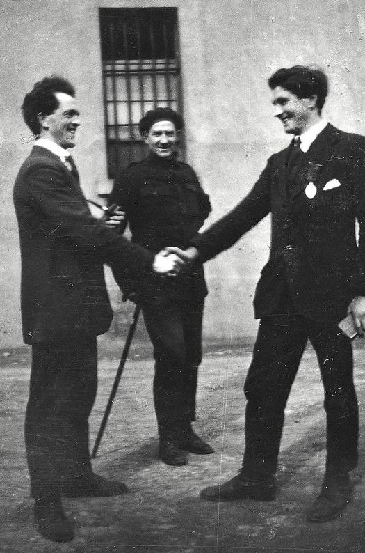 1921_ira_members_patrick_moran_and_thomas_whelan_shaking_hands_in_prison_the_day_before_they_are_to_be_executed_cr.jpg