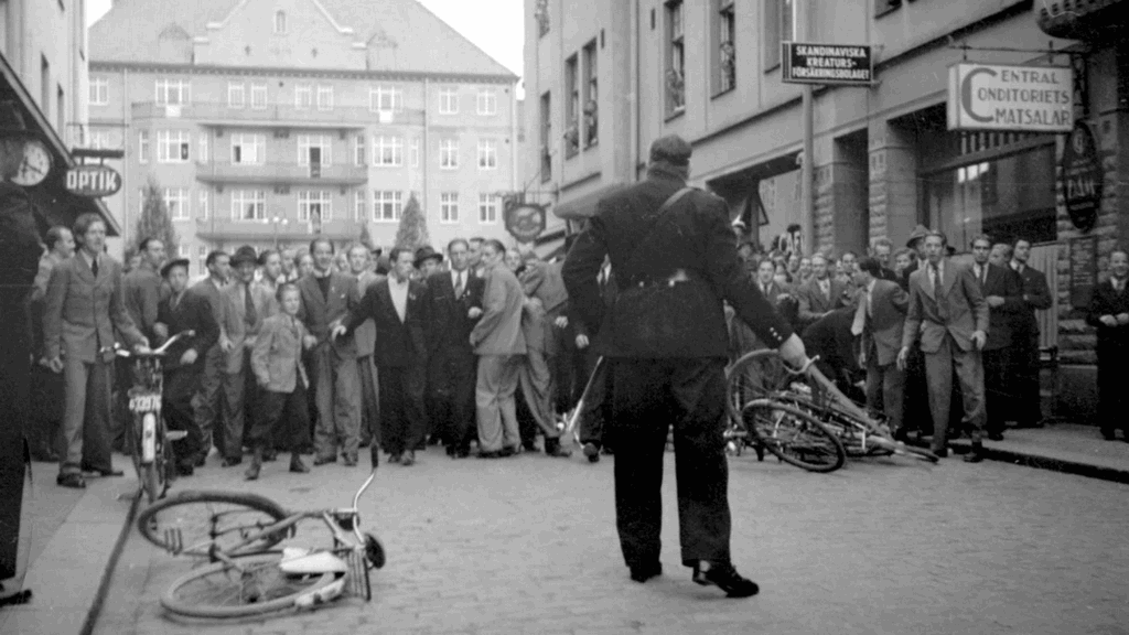1943_swedish_police_constable_kalle_johansson_drawing_his_sabre_at_crowd_of_rioters_trying_to_attack_a_nazi_rally_linkoping.png