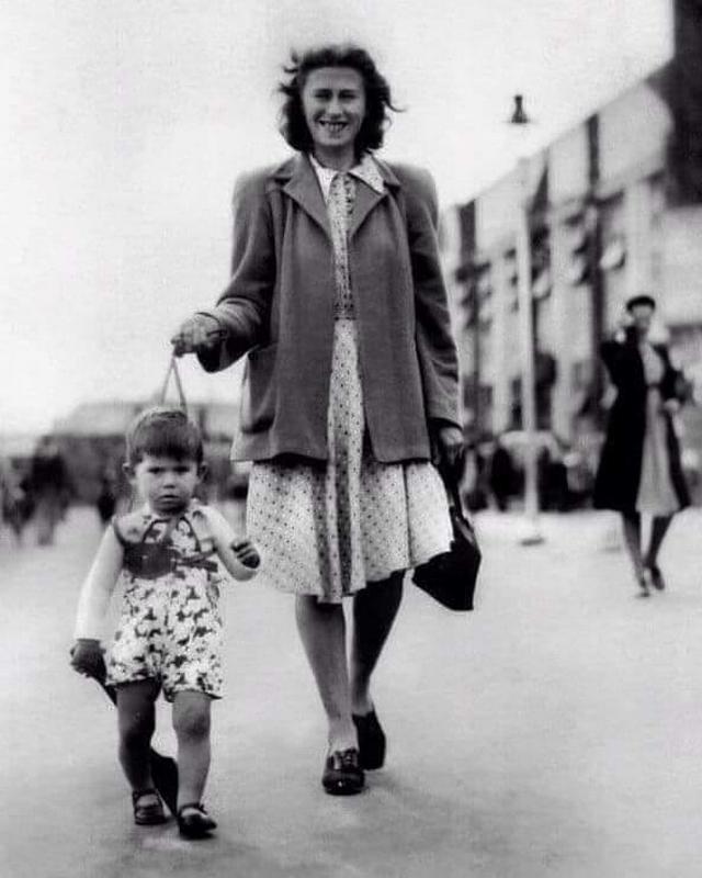 1945_keith_richards_rolling_stones_with_his_mum_doris.jpeg
