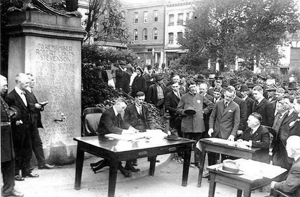 1918_court_is_held_in_open_air_during_the_influenza_epidemic_in_san_francisco.jpg