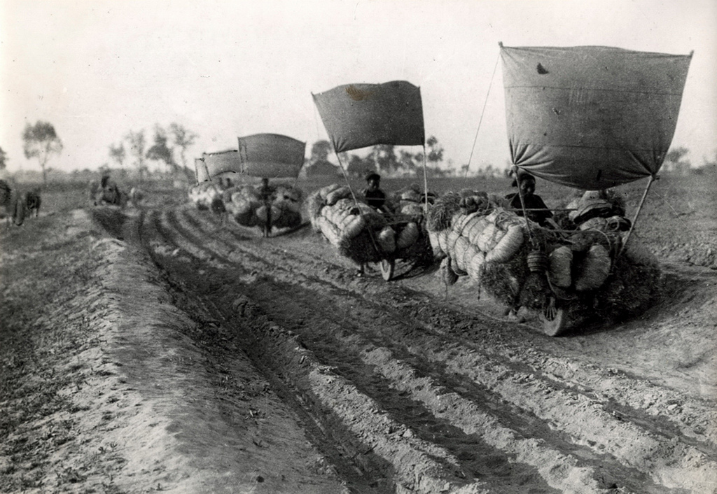 1930-as_evek_parasztok_akik_vitorlas_talicskan_cipelik_a_termest_kina.jpeg