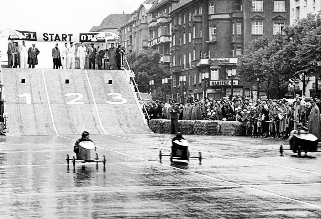 1950-es_evek_eleje_soapboxes_car_racing_accident_berlin_germany.jpg