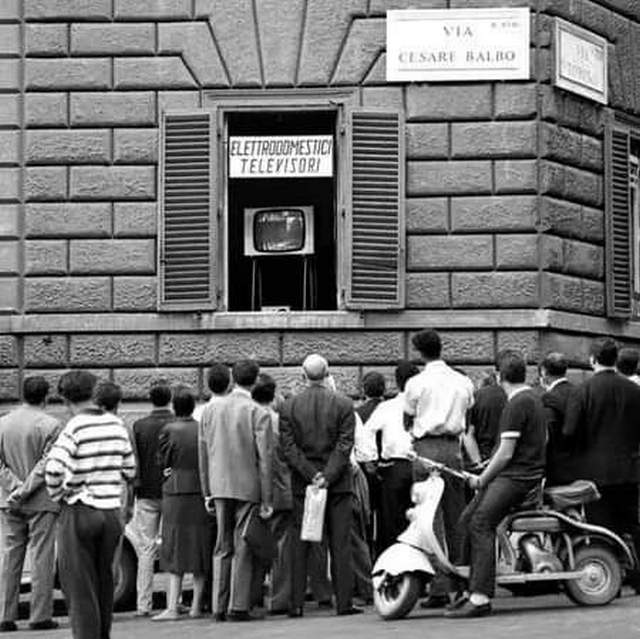 1960_olaszorszag_a_polgarok_az_olimpia_kozvetiteset_nezik.jpeg