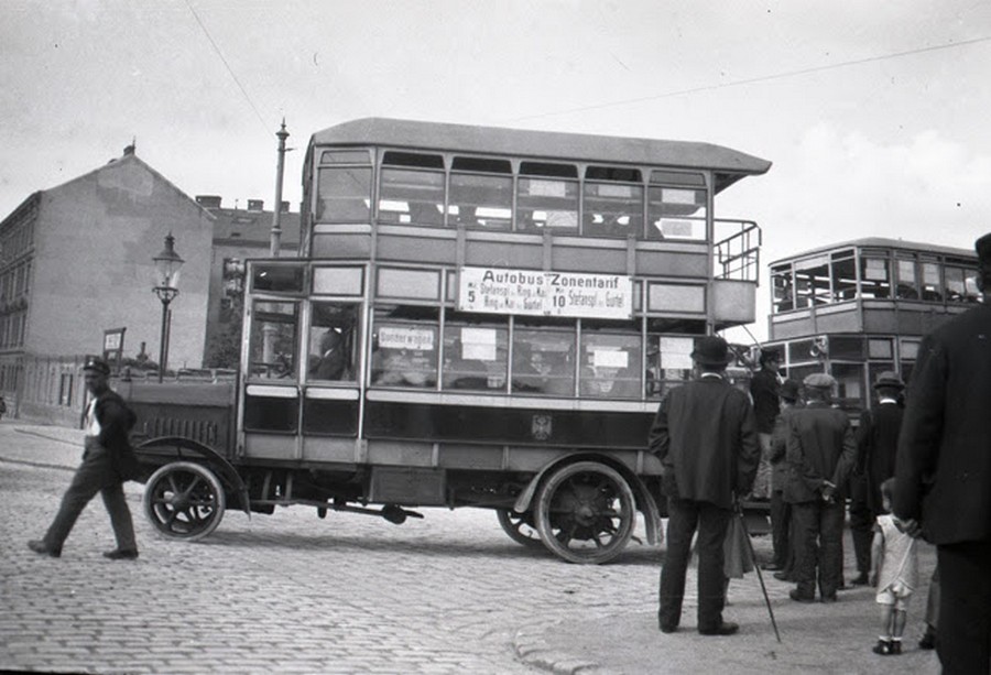 1921. Autóbusz Bécsben..jpg