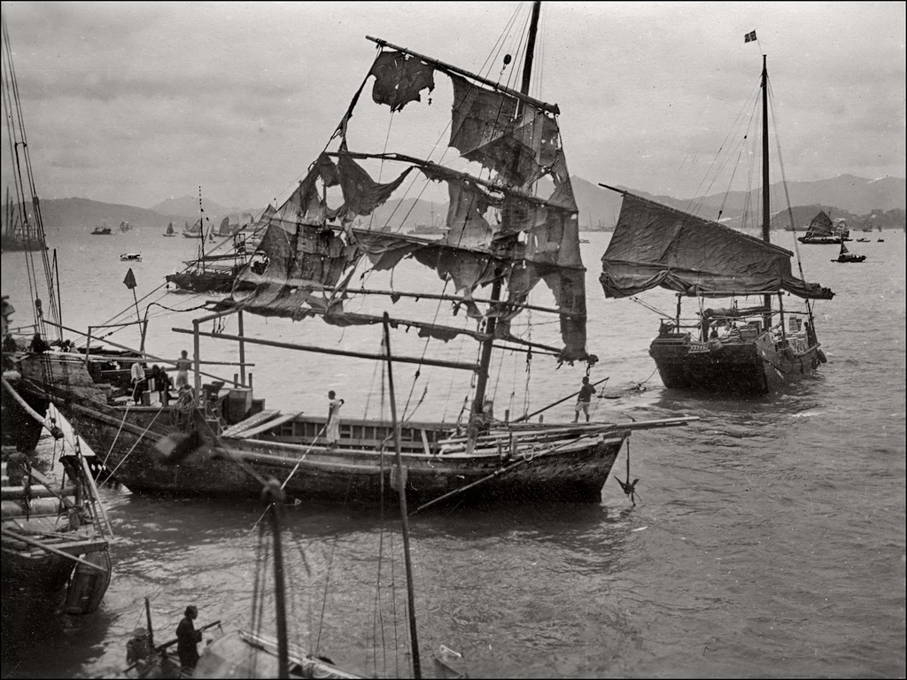 1930 körül. Tájfun után a kikötőbe befutó megtépázott hajó. Hong-Kong..jpg