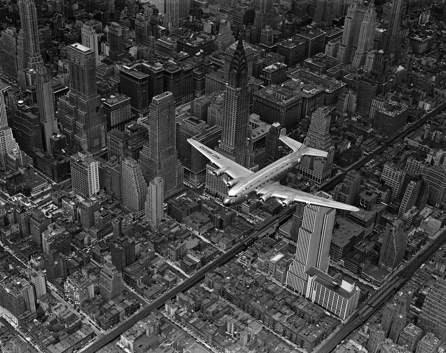 1939. Egy DC4-es New York felett..jpg
