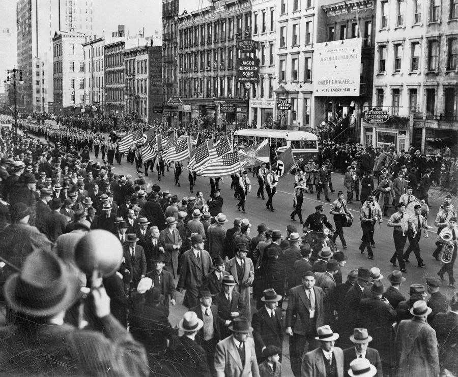 1939. okt. 30. German American Bund (Amerikai Nácik) parádéja az East 86-dik utcán New York-ban..jpg