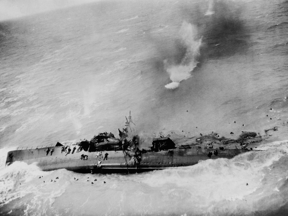 1945. Egy japán romboló utolsó percei a Csendes-óceánon..jpg