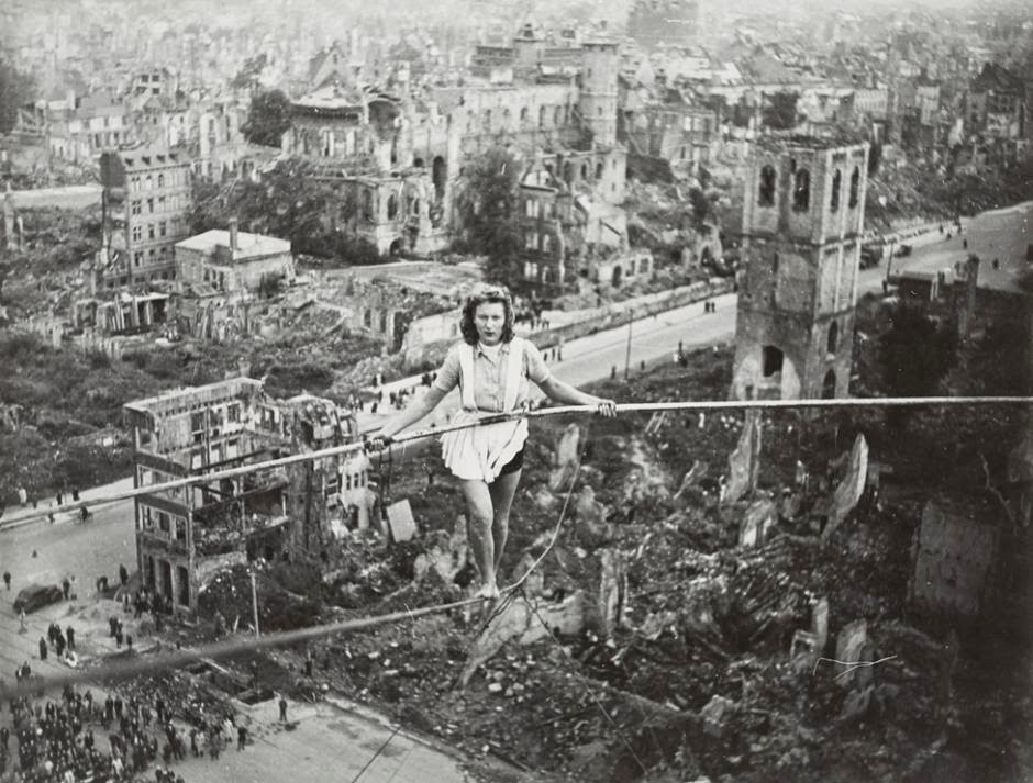 1946. Kötéltáncos bemutató Kölnben a Heumarkt-on, a világháborús romok közepén..jpg