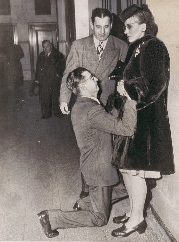 1948. Egy férfi térdenállva könyörög a nejének egy válóperes bíróságon, Chicagóban..jpg