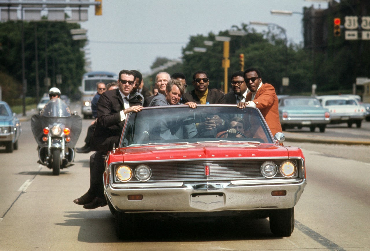 1968. május. Robert Kennedy kampánya Indianapolisban. Kevesebb, mint egy hónap múlva merénylet áldozata lett..jpg