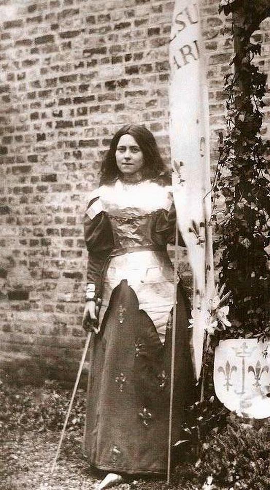 1897_ther_se_of_lisieux_dressed_up_as_joan_of_arc_the_only_photograph_of_a_canonized_saint_cosplaying_as_another_saint.jpeg