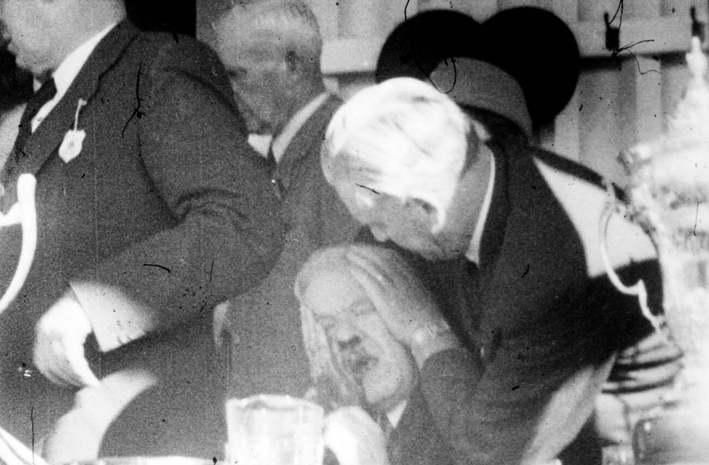 1960_merenylet_hendrik_verwoerd_del-afrikai_miniszterelnok_ellen_tolelte_de_a_hat_evvel_kesobbi_merelytebe_belehalt.jpg