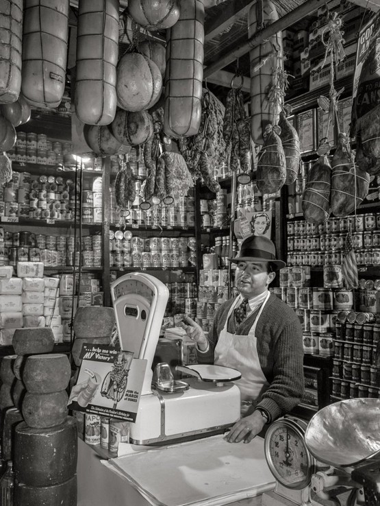 1943_olasz_elelmiszerbolt_a_ronga_fiverek_tulajdonaban_a_mulberry_streeten_new_york.jpg