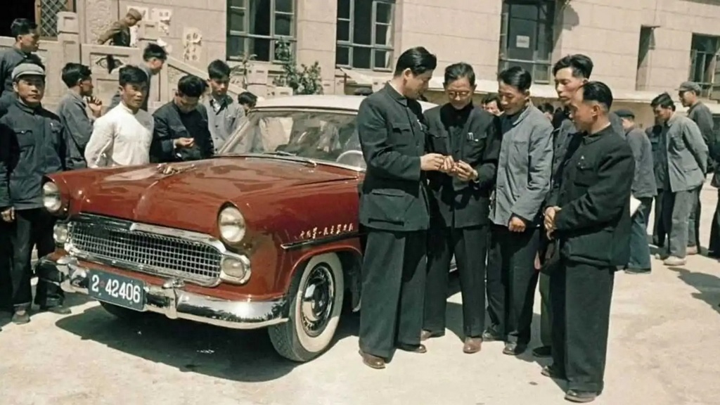 1958_az_elso_kommunista_kinai_gyartasu_auto_a_szovjet_volga_alapjaira_epult_dongfeng_ca71.jpg