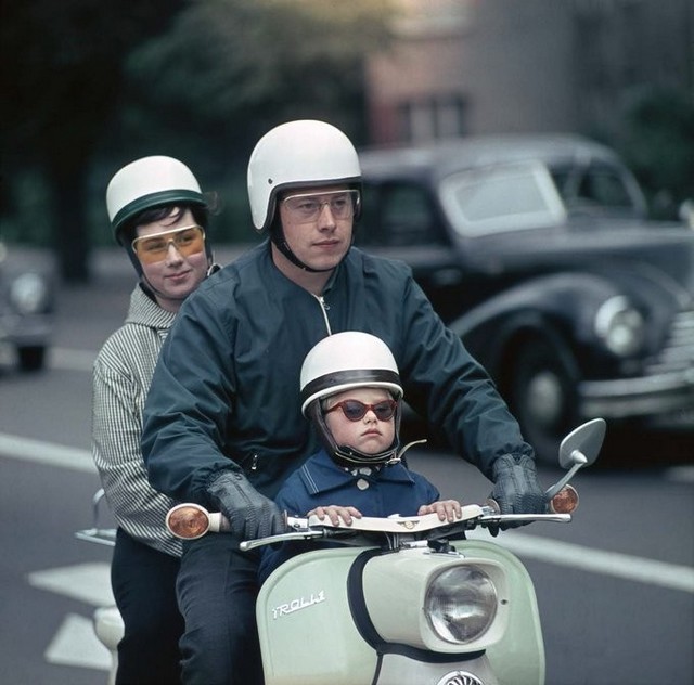 1964_egy_fiatal_csalad_egy_hazai_gyartasu_troll_motoros_robogoval.jpg