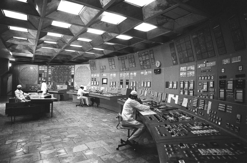 1986_inside_the_control_room_of_the_chernobyl_nuclear_power_plant.jpeg