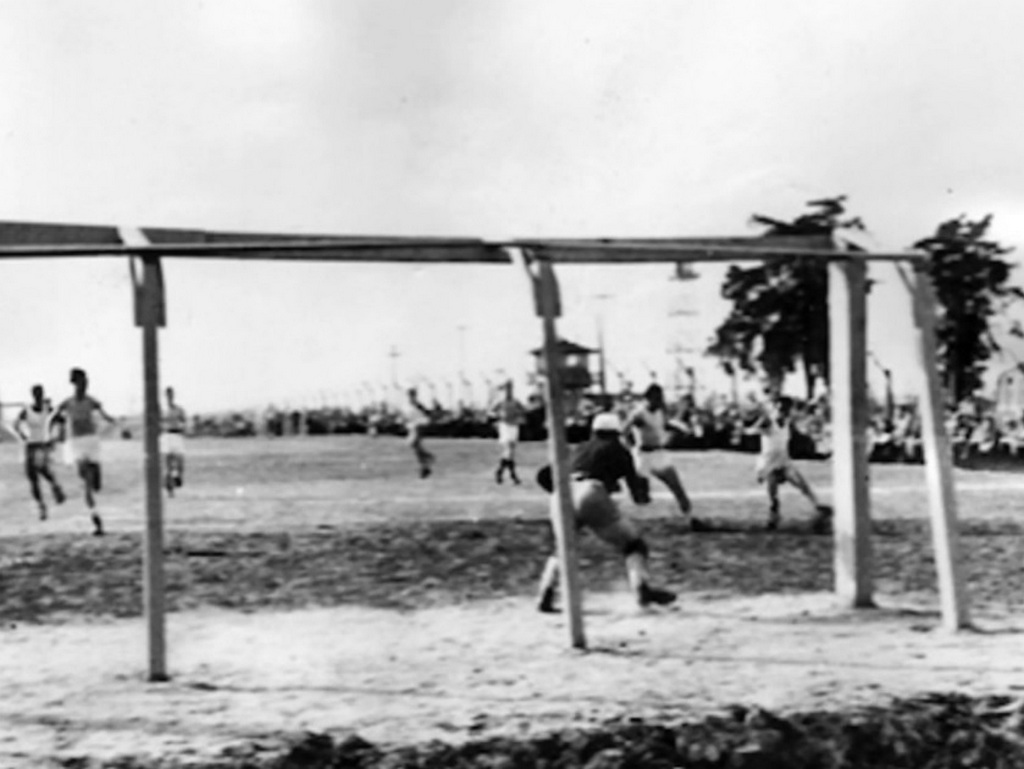 1943_nemet_hadifoglyok_kozti_futballmerkozes_az_alabamai_aliceville_foglytaborban.jpg