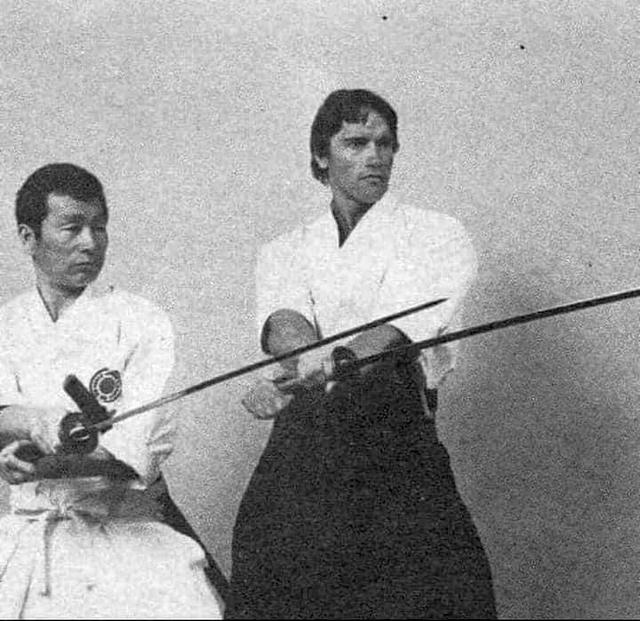 1981_kiyoshi_yamazaki_training_arnold_in_swordsmanship_for_his_famous_role_in_conan_the_barbarian.jpeg