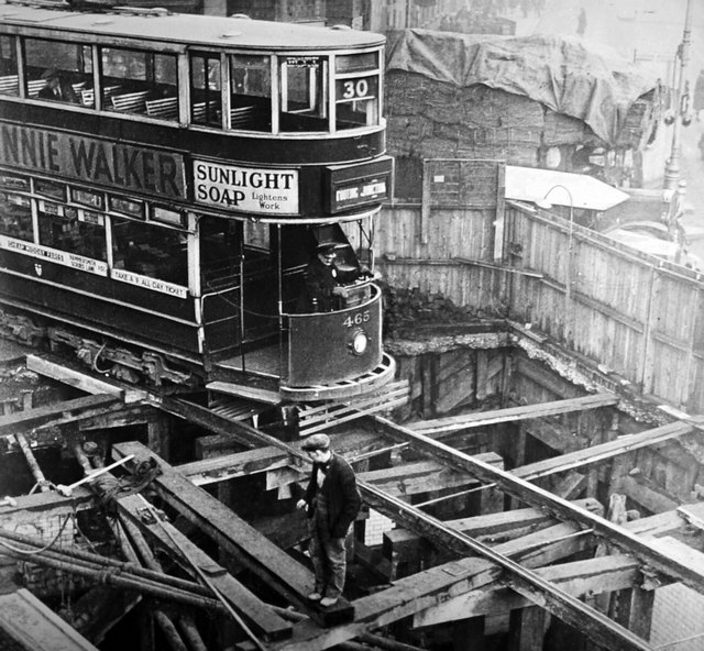 1905_korul_londoni_metro_epitese_tram_passing_over_pit.jpg
