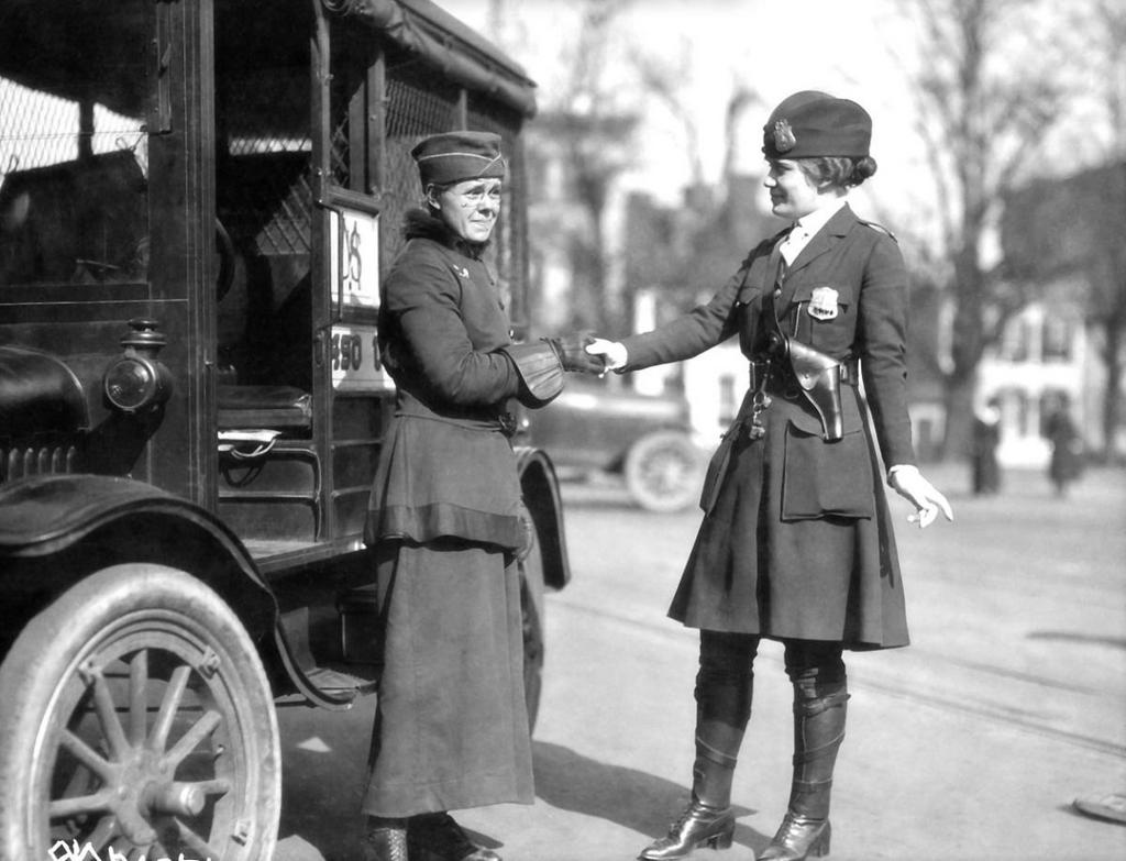 1918_leola_n_king_first_female_traffic_cop_in_the_us_worked_in_washington.jpeg