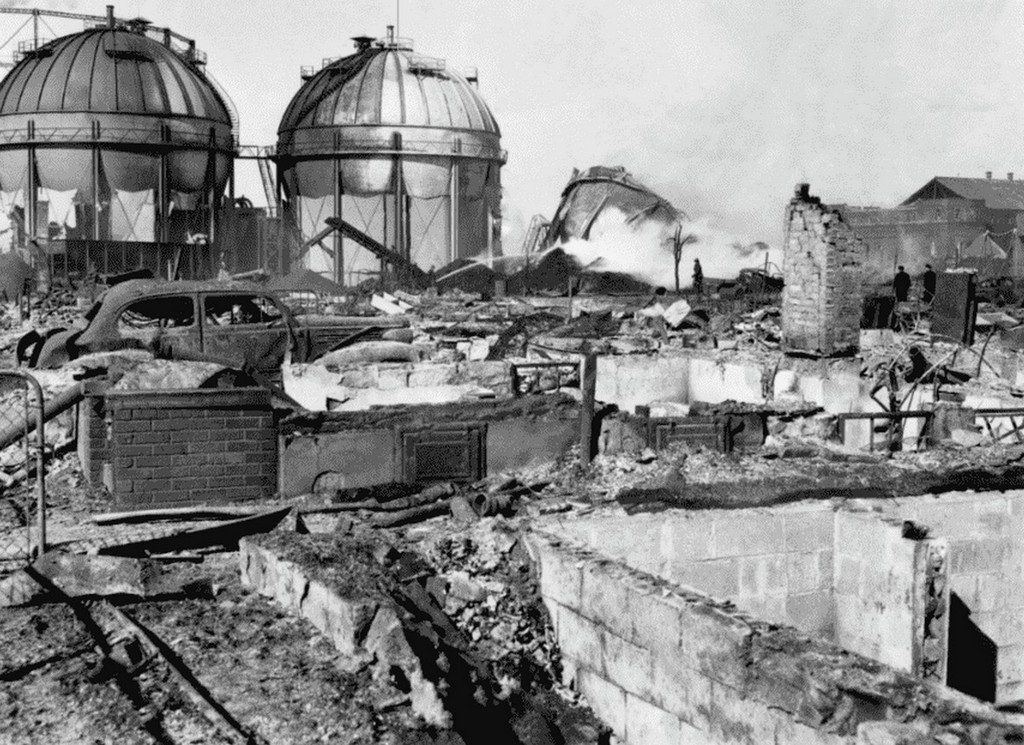 1944_cleveland_east_ohio_gas_company_explosion2.jpg