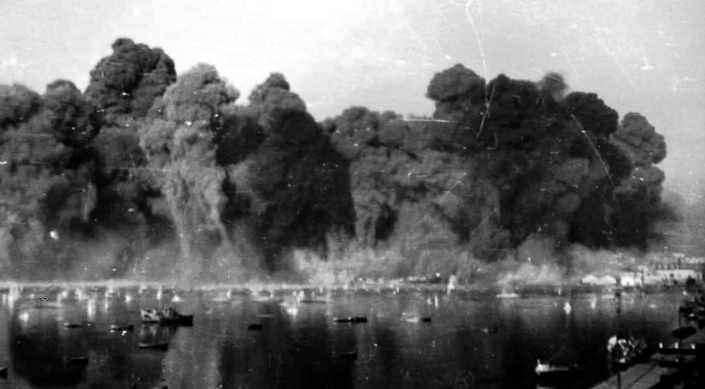 1944_oktober_port_of_thessaloniki_greece_exploding_by_german_troops_before_their_withdrawal.jpeg