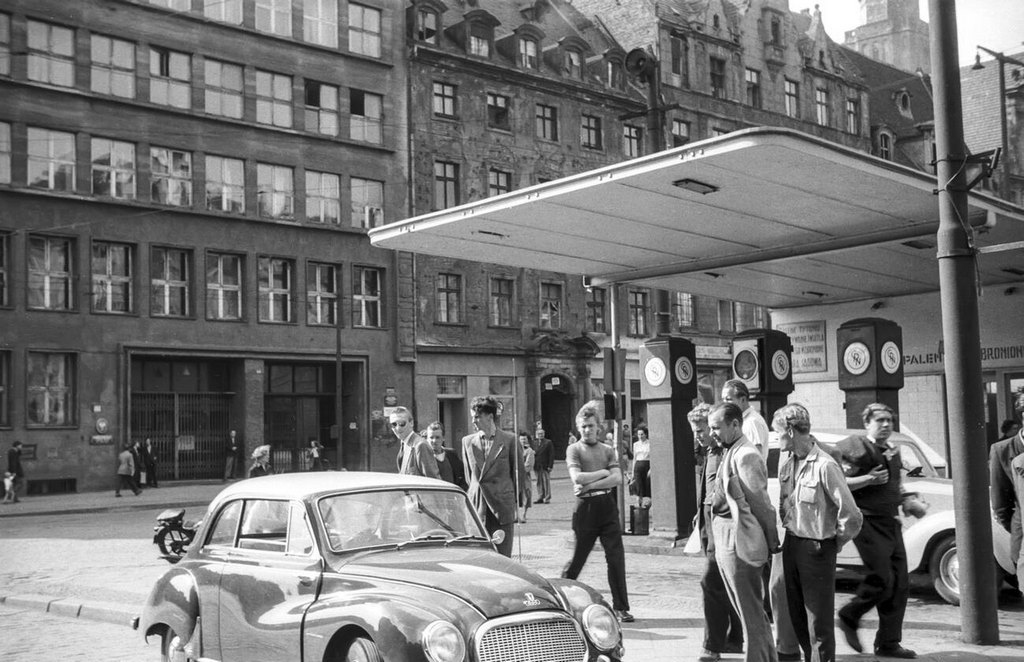 1957_uj_nemet_dkw_gepkocsi_kivancsi_jarokelokkel_egy_lengyel_benzinkutnal_rynek_wroclaw.jpg
