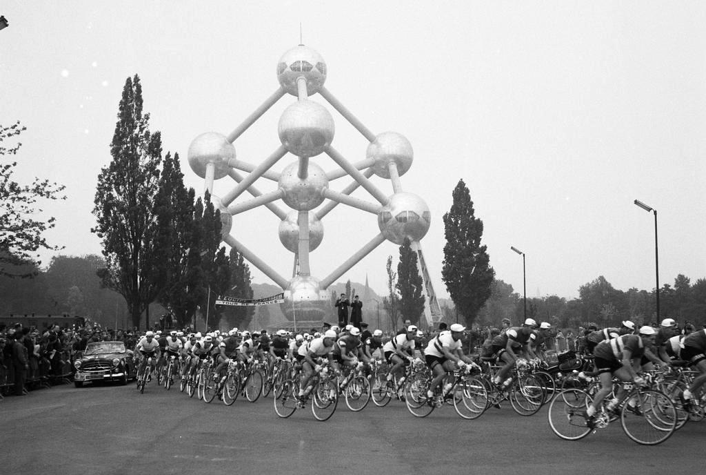 1960-as_evek_tour_de_france_versenyzok_a_brusszeli_atomium_mellett_cr.jpg