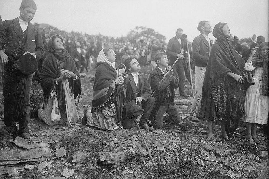 1917_part_of_a_crowd_of_thousands_who_came_to_fatima_portugal_in_response_to_a_prophecy_made_by_three_shepherd_children.jpeg