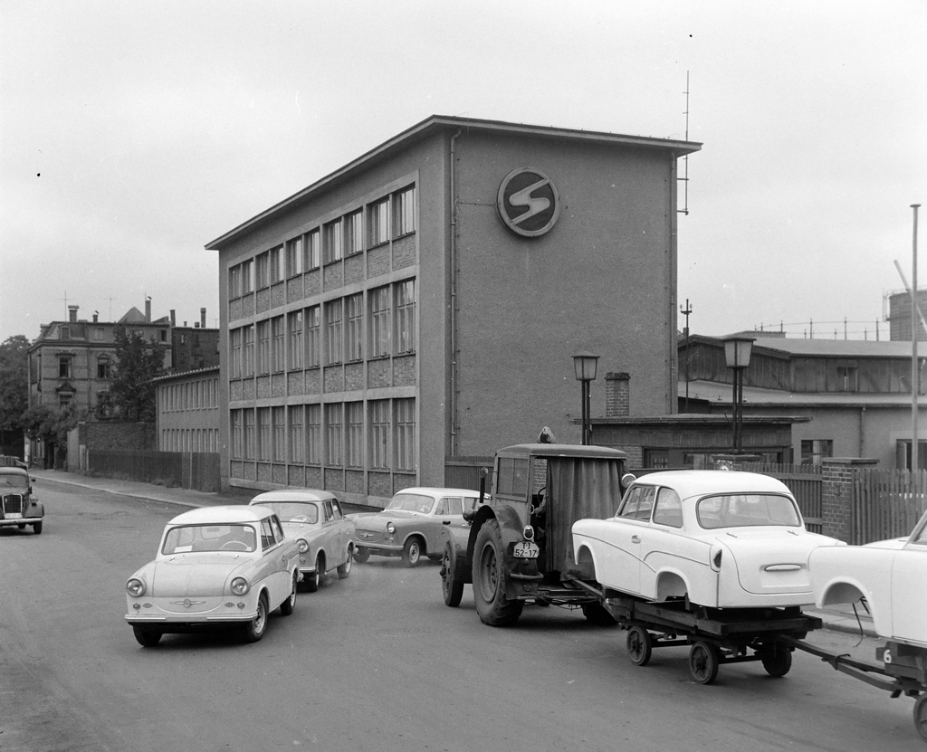 1960_veb_sachsenring_automobilwerke_zwickau_trabant_500-as_tipusu_szemelygepkocsik_es_az_osszeszerelesre_szallitott_karosszeriak.jpg