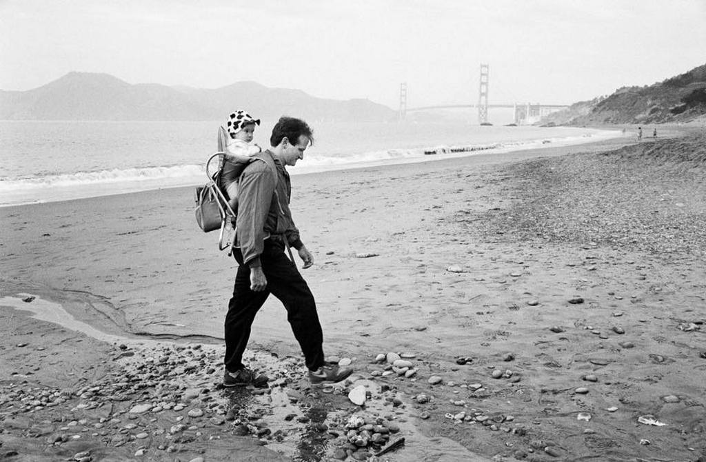 1990_robin_williams_walked_with_daughter_zelda_along_baker_beach_sf.jpg