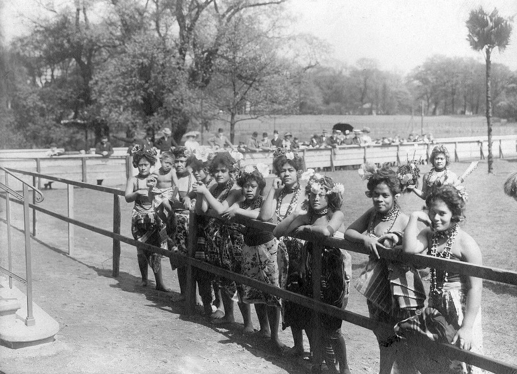 1910_women_from_the_german_colony_of_samoa_are_presented_to_the_german_public_in_the_hamburg_zoo.jpg