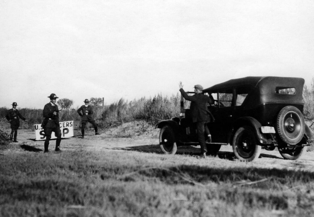 1927_us-officers_stop_a_bootlegger_with_his_car_at_the_boarder_texas-mexico.jpg