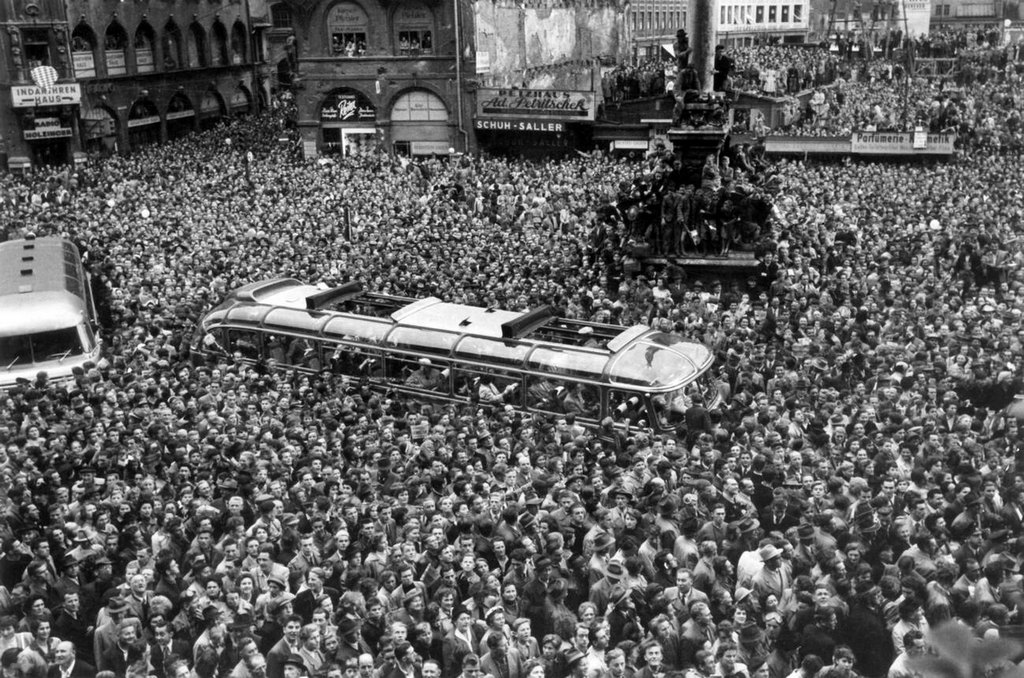 1954_welcome_for_the_german_national_football_team_in_munich_won_3-2_against_hungary.jpg